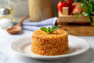 Tabakta domates sosu bulunan geleneksel Türk bulgur pilavı (Türkçe adı; meyhane pilavi))