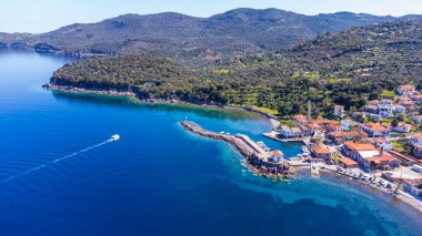 Panagia gorgona 'nın küçük kilisesi Skala Sykamias' ta bir kayanın üzerinde, Lesvos 'un güzel bir sahil köyü.