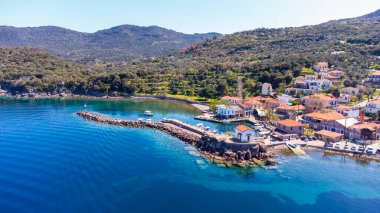 Panagia gorgona 'nın küçük kilisesi Skala Sykamias' ta bir kayanın üzerinde, Lesvos 'un güzel bir sahil köyü.