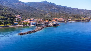 Panagia gorgona 'nın küçük kilisesi Skala Sykamias' ta bir kayanın üzerinde, Lesvos 'un güzel bir sahil köyü.