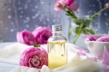 Pembe ranunculus çiçekleri gerekli yağ