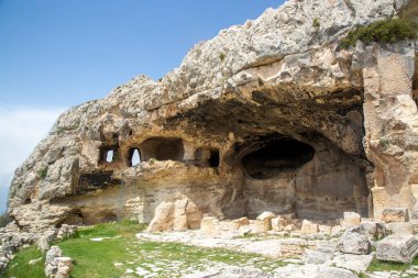 Alahan Manastırı, Anadolu'nun güneyinde, Küçük Asya'nın Mut ilçesinde, Isauria dağlarında bulunan beşinci yüzyıl yapılarından oluşan bir komplekstir..