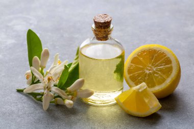Taze narenciye yağı. Limonlu limon yağı şişesi.
