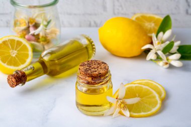 Taze narenciye yağı. Limonlu limon yağı şişesi.