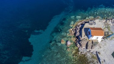 Panagia gorgona 'nın küçük kilisesi Skala Sykamias' ta bir kayanın üzerinde, Lesvos 'un güzel bir sahil köyü.