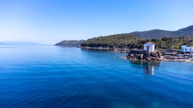 Panagia gorgona 'nın küçük kilisesi Skala Sykamias' ta bir kayanın üzerinde, Lesvos 'un güzel bir sahil köyü.