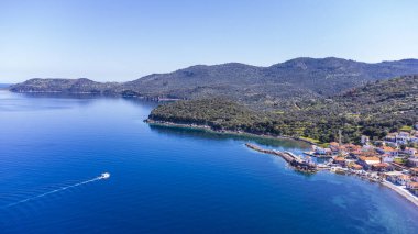 Panagia gorgona 'nın küçük kilisesi Skala Sykamias' ta bir kayanın üzerinde, Lesvos 'un güzel bir sahil köyü.