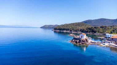 Panagia gorgona 'nın küçük kilisesi Skala Sykamias' ta bir kayanın üzerinde, Lesvos 'un güzel bir sahil köyü.