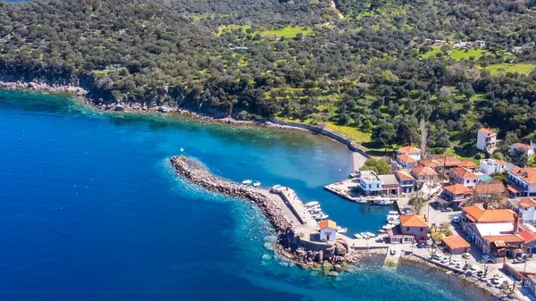 Panagia gorgona 'nın küçük kilisesi Skala Sykamias' ta bir kayanın üzerinde, Lesvos 'un güzel bir sahil köyü.