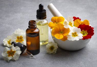 Organik kozmetik ürünleri, Primula doğal yağı, el yapımı bitkisel ve çiçekli cam şişeler.