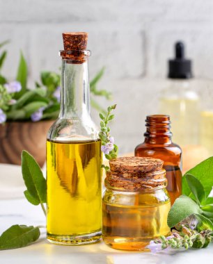 Salvia Officinalis esaslı yağ, adaçayı yağı ve taze adaçayı yaprakları sıralanmıştır.