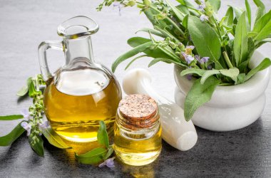 Salvia Officinalis esaslı yağ, adaçayı yağı ve taze adaçayı yaprakları sıralanmıştır.