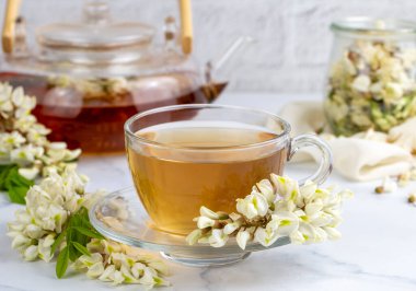 Bir bardak bitkisel akasya çayı.
