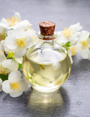 Bir Cam Şişe de Yasemin Uçucu Yağ