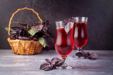 Bir bardak mor fesleğen ve mor fesleğen.