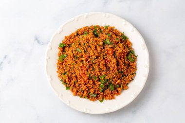 Geleneksel lezzetli Türk yemekleri: bulgur salatası (kisir)