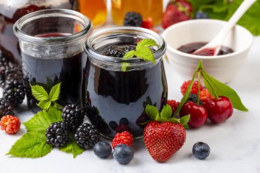 taze meyveleri ve ev yapımı reçel kavanoz