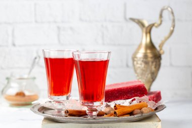 Kizilcik veya Kizamik Sekeri - Lohusa Şerbet için kullanılan kırmızı şeker.