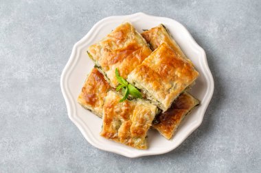 Yunan mutfağı, ıspanaklı turta veya ıspanaklı turta. Türkçe adı: ispanakli borek veya ispanakli tart