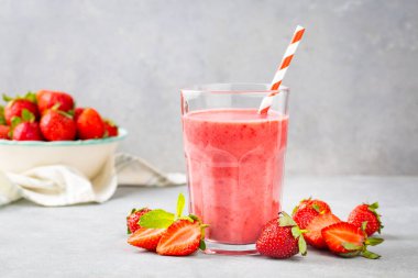 Çilekli içecek ya da milkshake..