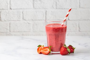 Çilekli içecek ya da milkshake..