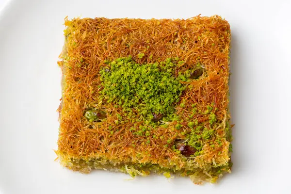 Türkiye tatlı öncesi kadayif - şam fıstıklı kadayif