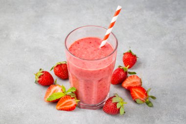 Çilekli içecek ya da milkshake..