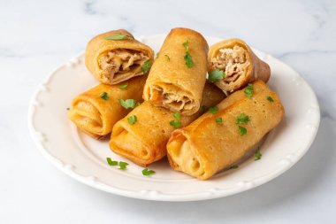 Krepler ya da tabakta tavuk ve mantarla doldurulmuş ince krepler 