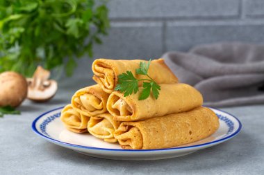 Krepler ya da tabakta tavuk ve mantarla doldurulmuş ince krepler 