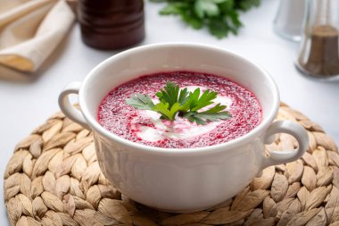Lezzetli pancar çorbası, sağlıklı başlangıç ve sıcak olarak lezzetli borç çorbası. Kremalı pancar..