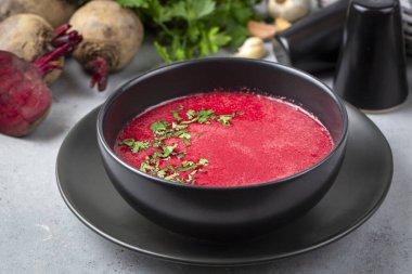 Lezzetli pancar çorbası, sağlıklı başlangıç ve sıcak olarak lezzetli borç çorbası. Kremalı pancar..