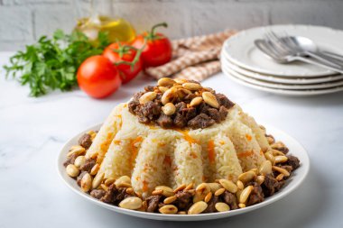 Geleneksel pilav; havuç, et pilavı, İran pilavı. Türkçe adı: Acem pilavi