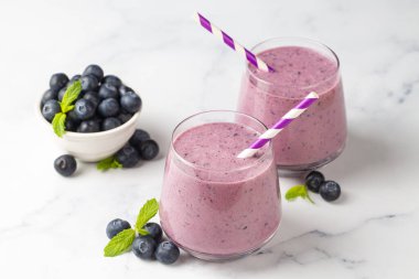 Bir bardak nane ve taze böğürtlenli yabanmersini püresi.