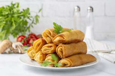 Krepler ya da tabakta tavuk ve mantarla doldurulmuş ince krepler