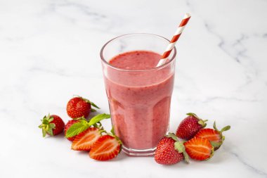 Çilekli içecek ya da milkshake..