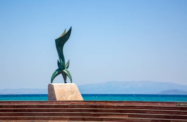 Chios Adası, Yunanistan - 25 Haziran 2024: İkinci Dünya Savaşı kıyısı heykeli Chios Town