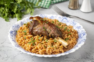 Yerel Türk yemekleri, arpa erişteli kuzu eti. Türk ismi; Ankara Tava veya sehriyeli pilav ustu kuzu incik