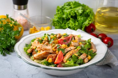 Kızarmış tavuklu Sezar salatası.