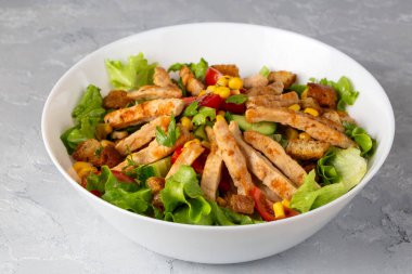 Kızarmış tavuklu Sezar salatası.