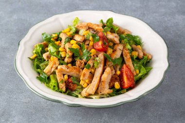 Kızarmış tavuklu Sezar salatası.