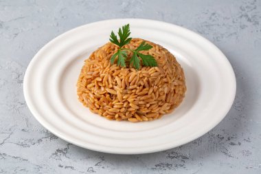 Geleneksel lezzetli Türk yemeği, arpa erişte pilavı (Türkçe adı; Arpa sehriye pilavi)