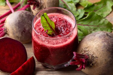 Bir bardak taze pancar suyu ve sebze.