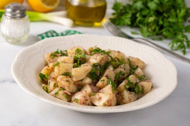 Türk mutfağından lezzetli patates salatası