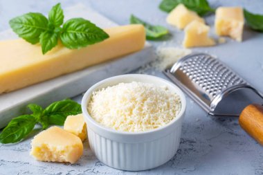 Kasede rendelenmiş parmesan peyniri.