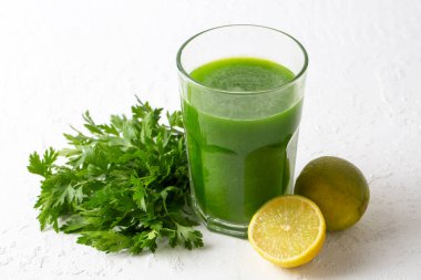 Yeşil sağlıklı detoks, limon ve maydanoz suyu. Yeşil sebze püresi