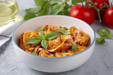 Domates soslu İtalyan tortellini makarnası - İtalyan yemeği tarzı.