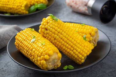 Tatlı haşlanmış mısır, yemek konsepti fotoğrafı.