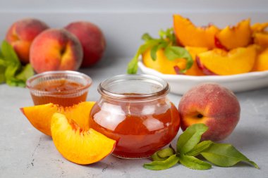 Kavanozda ev yapımı şeftali reçeli ve taze şeftali.,