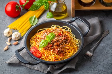 Kıyma soslu makarna, domates, parmesan peyniri ve taze fesleğen.