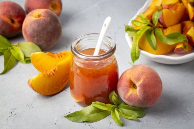 Kavanozda ev yapımı şeftali reçeli ve taze şeftali.,